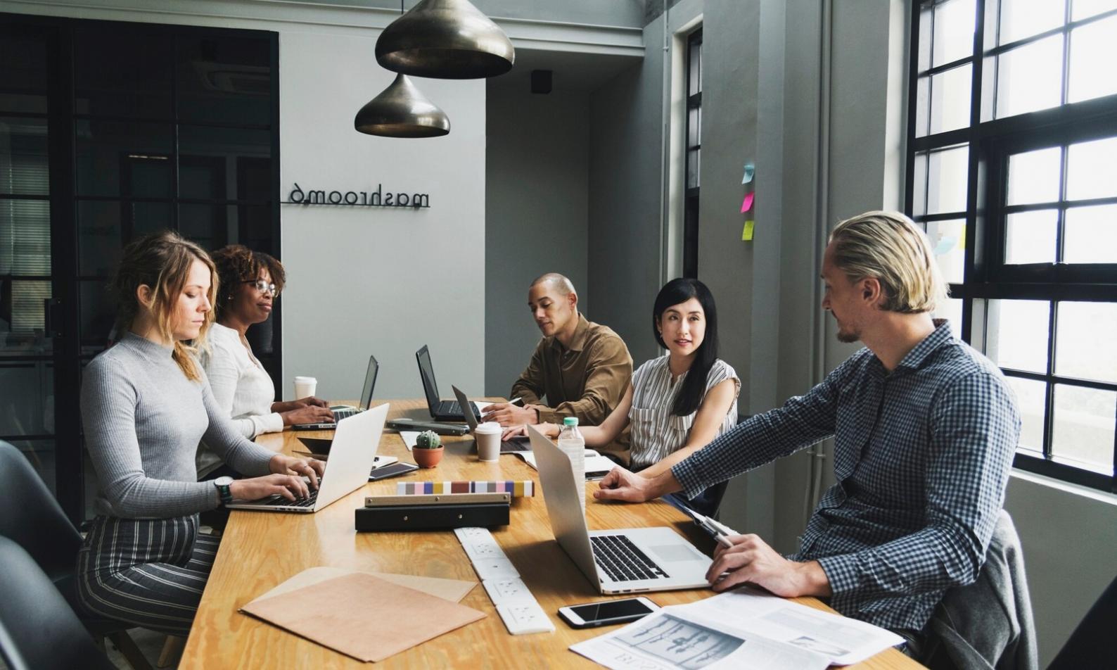 Farbpaletten und Designtools auf einem modernen Arbeitsplatz