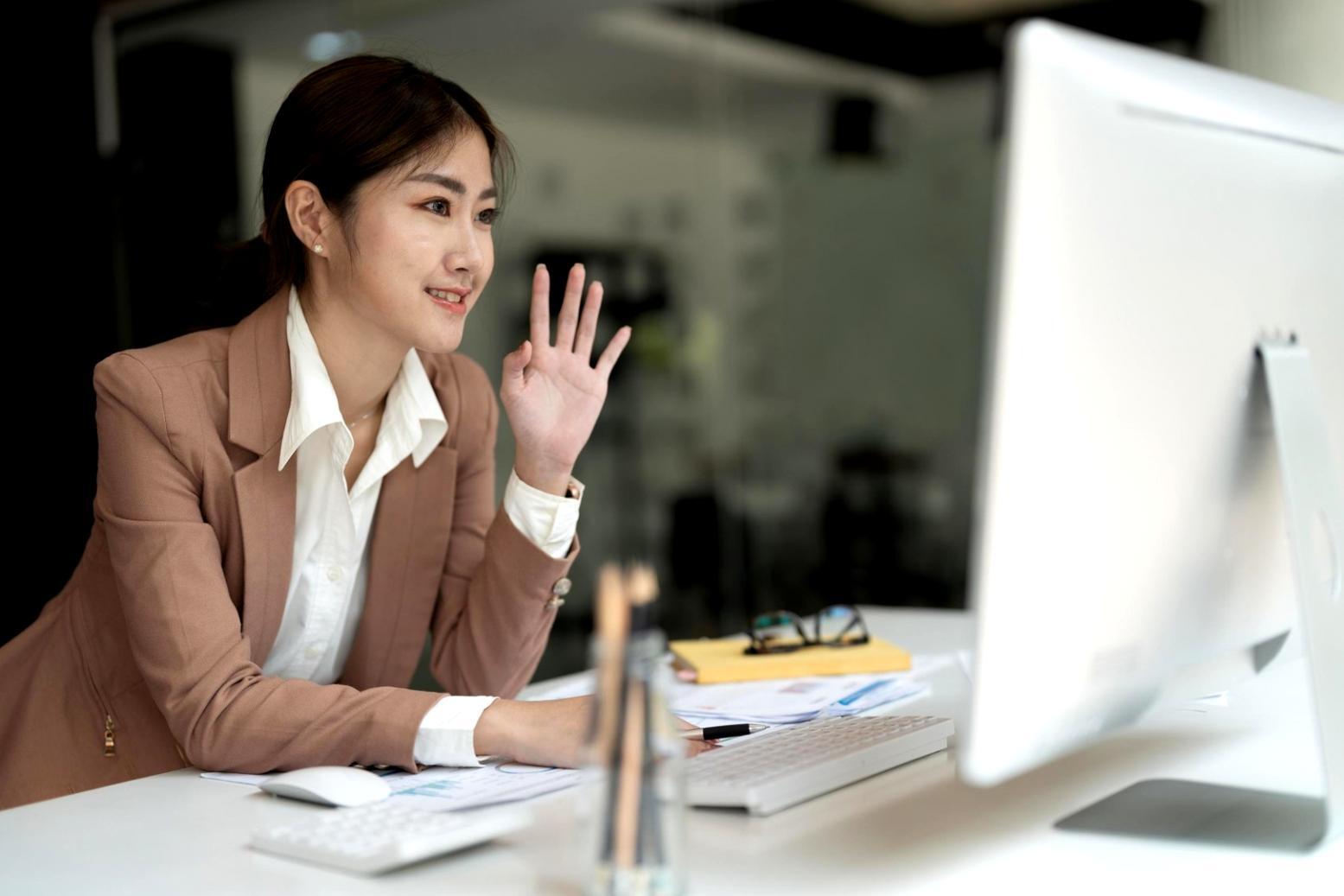 Arbeitsplatz mit Farbmustern und digitalen Design-Tools